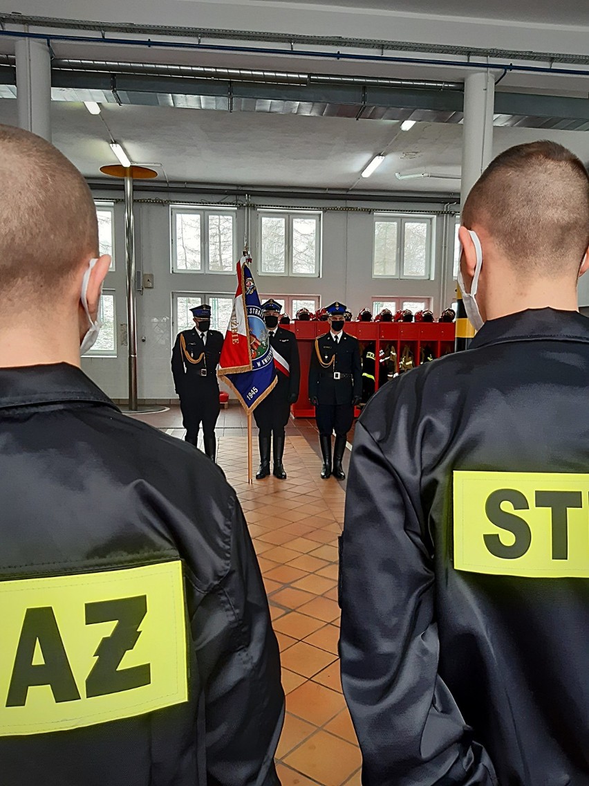 Komenda Powiatowa Państwowej Straży Pożarnej w Kwidzynie ma nowych strażaków. Uroczyste ślubowanie trzech strażaków [ZDJĘCIA]