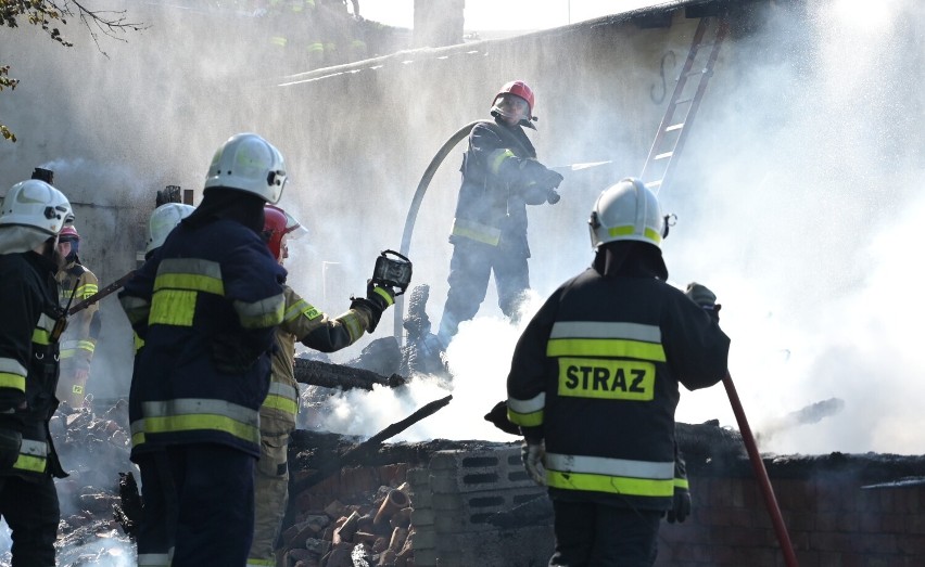 Przy ul. Rydygiera w Grudziądzu płonęły budynki. Z ogniem walczyło 13 zastępów straży pożarnej