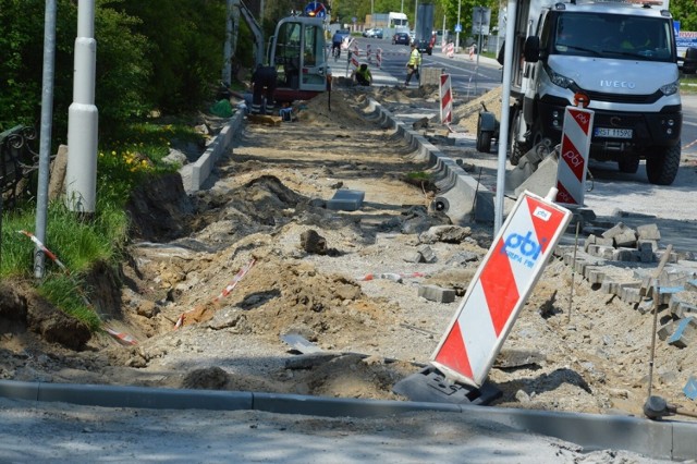 Rozkopany chodnik przy ulicy Ofiar Katynia w Stalowej Woli, powstaną tu nowoczesne przejścia dla pieszych.