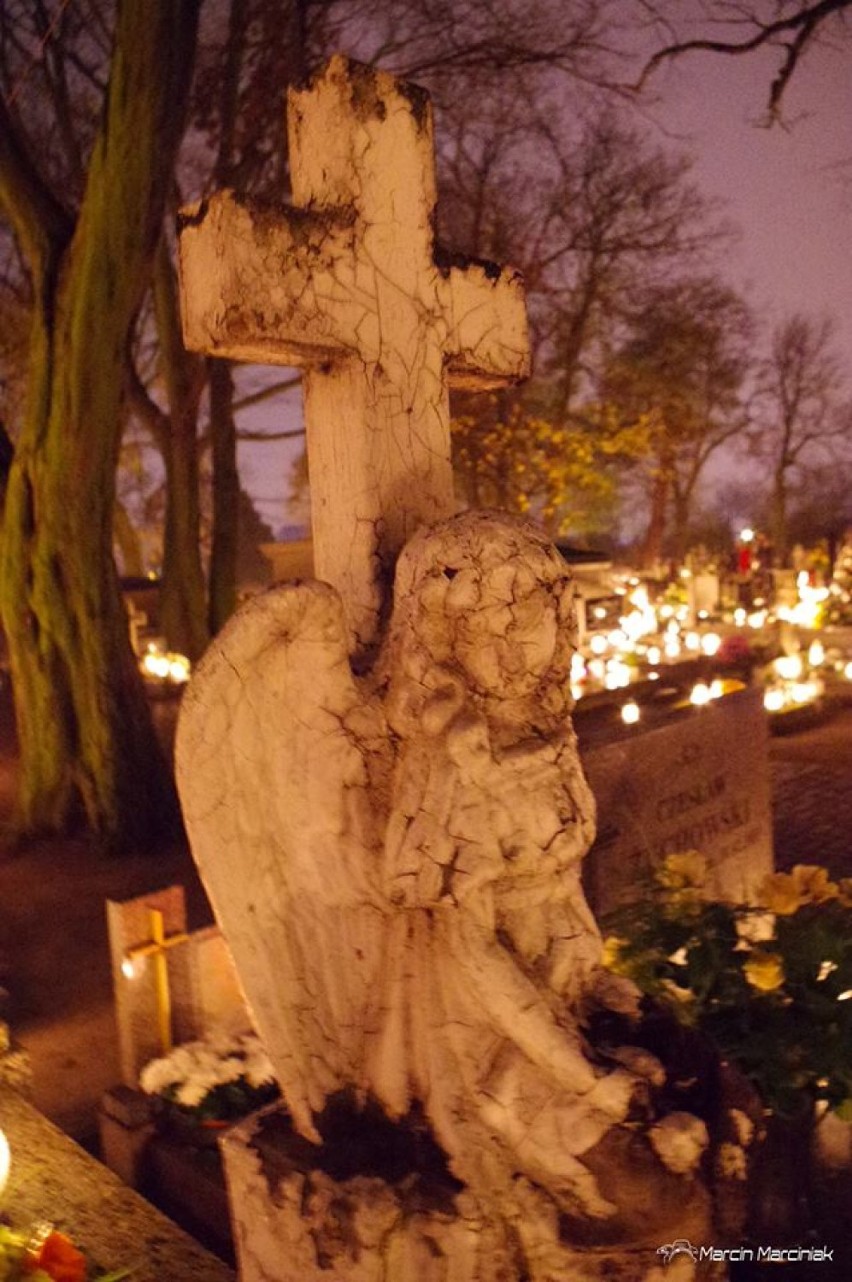 Tak wyglądał cmentarz w wieczór Wszystkich Świętych w obiektywie Marcina Marciniaka