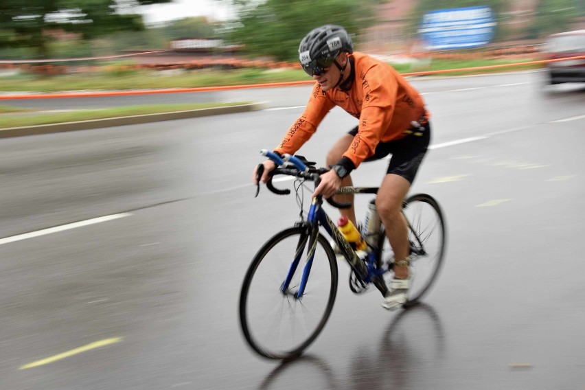 Castle Triathlon Malbork 2016 [ZDJĘCIA cz. 2]. Rywalizacja na trasie kolarskiej i biegowej