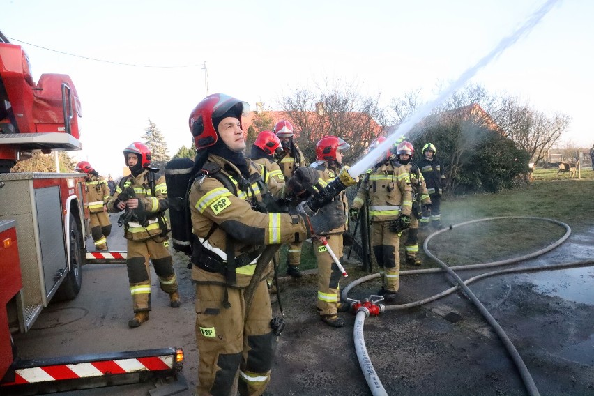 Pożar domu w Golance Dolnej, z ogniem walczy siedem zastępów straży pożarnej