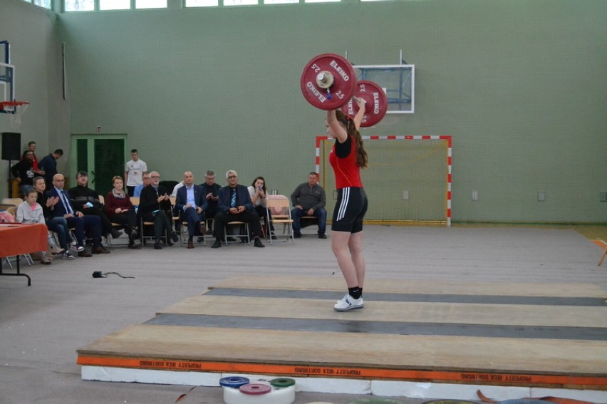 Zawody w podnoszeniu ciężarów.