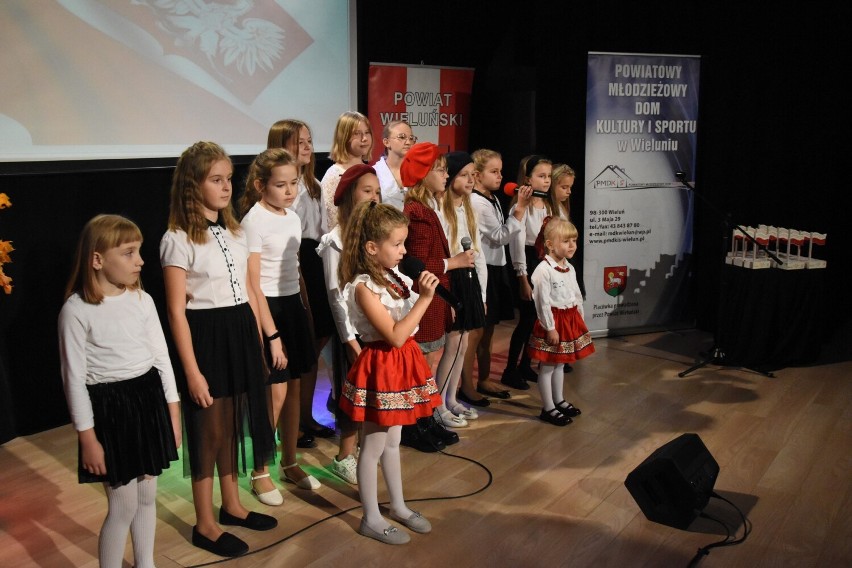 Patriotyczne śpiewanie w wieluńskim PMDKiS. Zobaczcie zdjęcia i wyniki festiwalu 