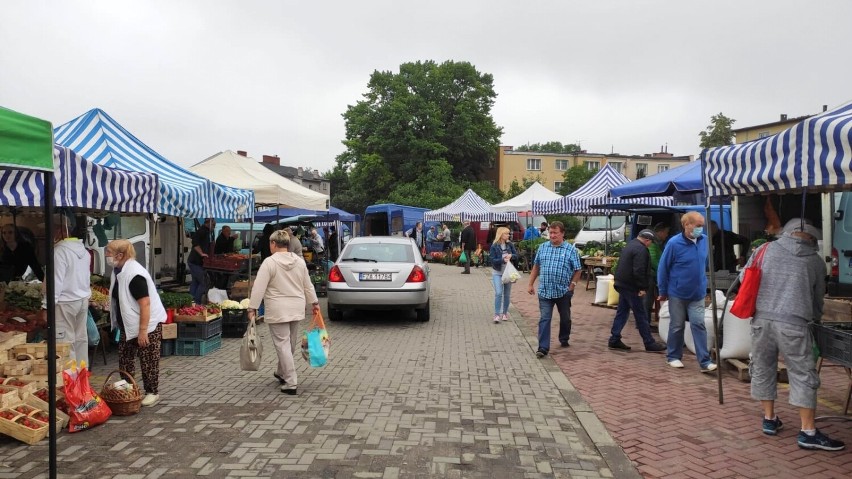 Dzień targowy na miejskim targowisku w Żarach. Mało kupujących, ale ceny coraz niższe