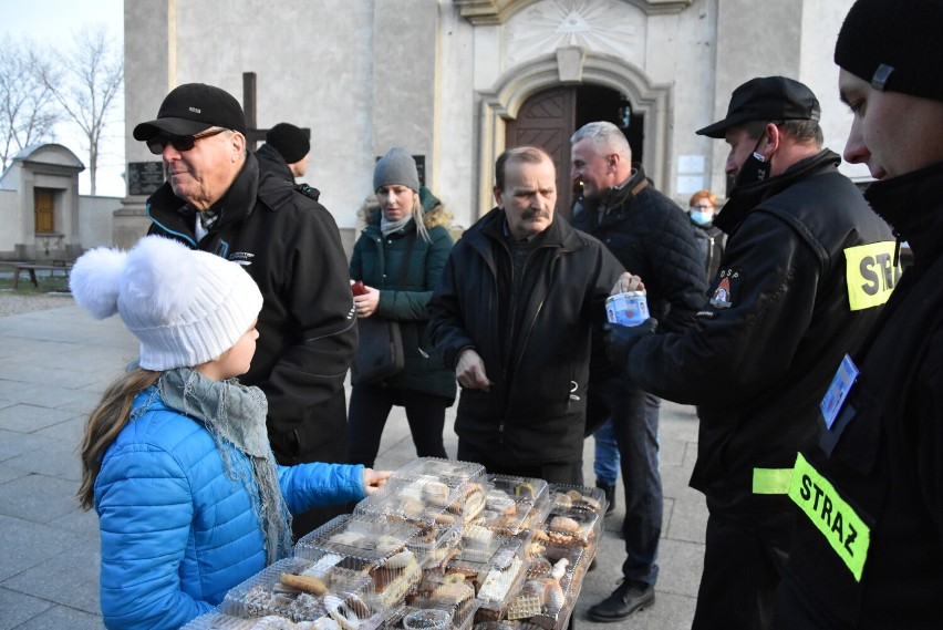 Gorlice. Ciasto dla Kuby! Akcja trwa. Od rana na placach kościelnych czekają wolontariusze z puszkami i paczkami słodkości