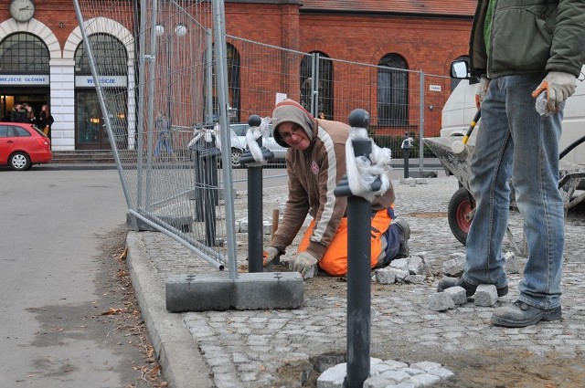 Słupki ograniczą wjazd samochodów na chodniki przebudowanego placu Dworcowego