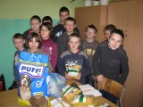 Paczka dla zwierzaczka - akcja pomocy czworonogom organizowana przez młodzież ZS w Opocznie