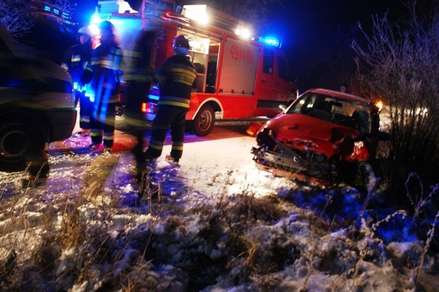 Wypadek pod Krotoszynem - dwie osoby ranne i rozbity samochód na trasie Gorzupia-Świnków ZDJĘCIA