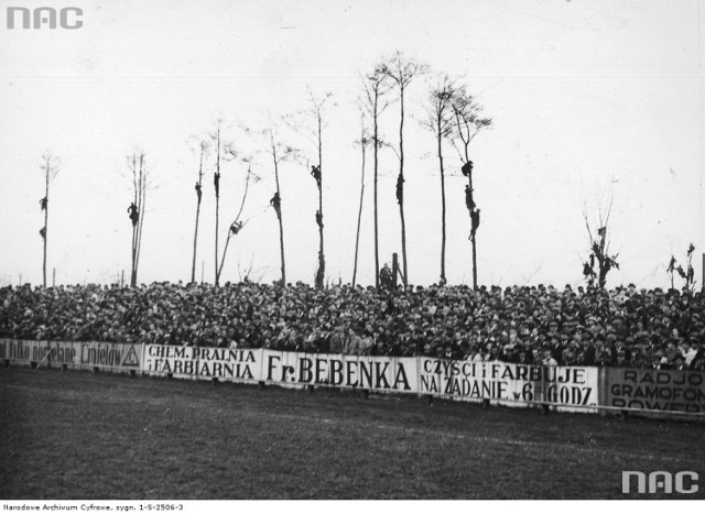 1938 r. Tłumy kibiców zgromadzone przed meczem i "zielone trybuny"