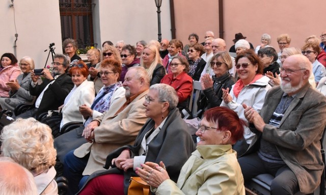 Seniorzy ze Śremu znów spotkali się na kulturalnym wydarzeniu w pofranciszkańskim wirydarzu. Tym razem była poezja, żarty i muzyka 