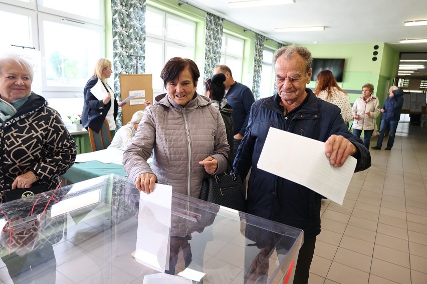 Mieszkańcy Leszna głosują. Trwają wybory parlamentarne 2023...