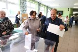 Mieszkańcy Leszna głosują w wyborach parlamentarnych 2023. Wysoka frekwencja, a wybory wciąż trwają  ZDJĘCIA