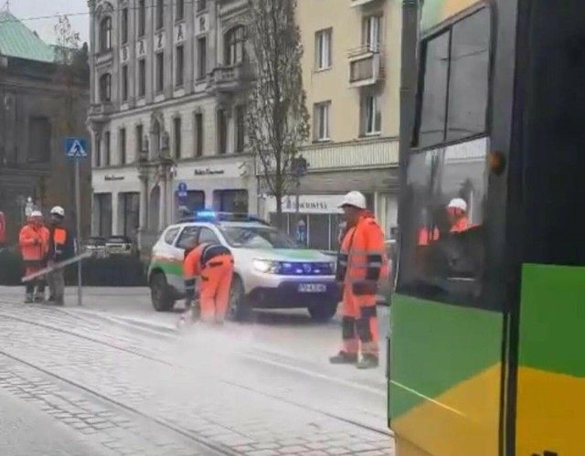 Na przystanku tramwajowym Al. Marcinkowskiego docinana była platforma przystankowa. Problem z wjazdem na przystanek miał mieć tramwaj typu Tatra, który jest szerszy od innych modeli.