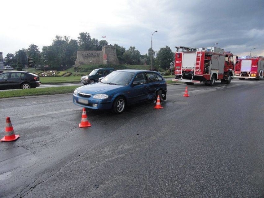 Wypadek w Nowym Sączu. Samochody rozbite, dziecko w szpitalu [ZDJĘCIA]