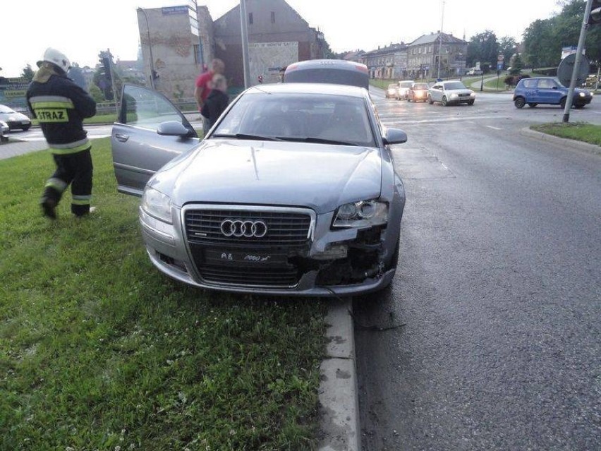 Wypadek w Nowym Sączu. Samochody rozbite, dziecko w szpitalu [ZDJĘCIA]