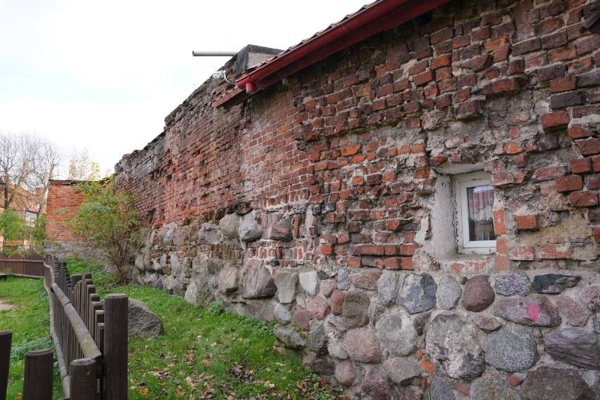 Pozostałości średniowiecznych murów w Gniewie są w bardzo...