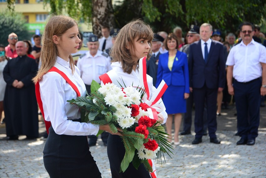 Kwiaty pod pomnikiem w rocznicę historycznego zwycięstwa Polski nad bolszewikami [ZDJĘCIA]