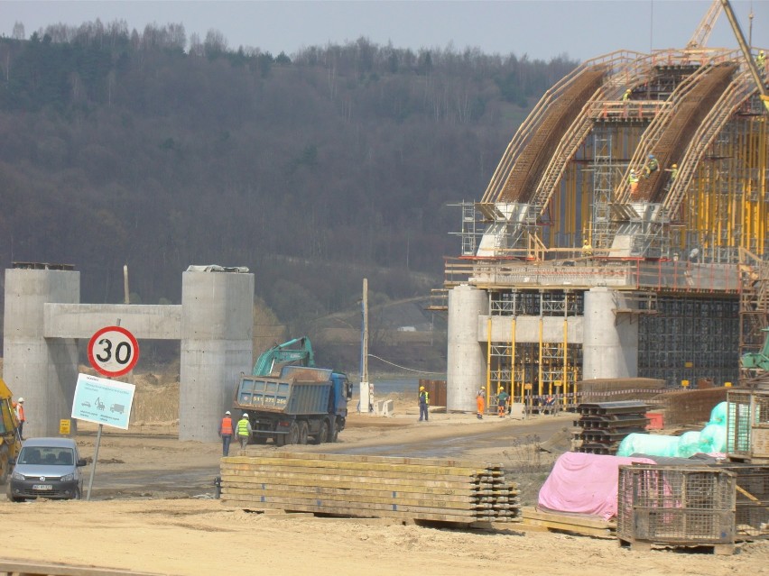 Najdłuższy most kolejowy w Małopolsce budowany jest w Zembrzycach