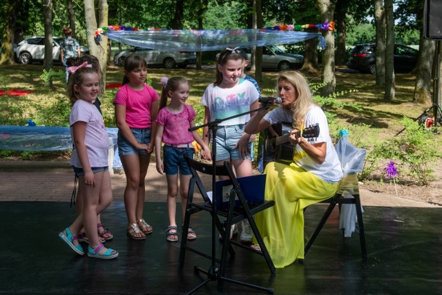 W niedzielę, 20 czerwca, odbył się piknik sąsiedzki pod hasłem "Odlot na Głuszynie". - Projekt „Odlot” zrodził się z namysłu o, niegdyś sąsiadujących ze sobą, a dziś rozdzielonych 31. Bazą Lotnictwa Taktycznego, fyrtlach: Głuszynie i Krzesinach. Inicjując działania w plenerze chcieliśmy w symboliczny sposób przywrócić tym dzielnicom Poznania ich sąsiedztwo - tłumaczą organizatorzy. To kolejne wydarzenie w ramach tegorocznej edycji Festiwalu Mata. Tego dnia mieszkańcy Głuszyny i Krzesin mogli wspólnie wziąć udział w konkursach i zawodach, uczestniczyć w mikrowyprawie z Towarzystwem Krajoznawczym Krajobraz, posłuchać koncertów czy obejrzeć przedstawienia teatralne. Na miejscu pojawił się także nasz fotoreporter. Zobacz w galerii, jak wyglądał "Odlot na Głuszynie".

Przejdź dalej -->