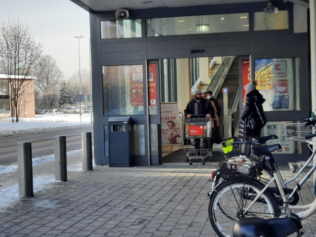 Policja codziennie sprawdza, czy klienci żagańskich marketów przestrzegają obowiązek noszenia maseczek