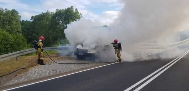 W godzinach porannych na obwodnicy Sławna doszło do pożaru samochodu dostawczego, którym podróżowało 6 osób.