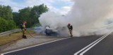 Groźny pożar na obwodnicy Sławna. Zapalił się samochód dostawczy [ZDJĘCIA]
