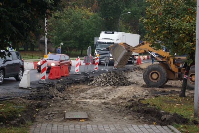 Ruch w stronę Szubina i Bydgoszczy odbywa się wahadłowo. Pas ruchu jest wąski. Kierowcy dużych aut muszą uważać. W rejonie prac jest zakaz wyprzedzania, obowiązuje  ograniczenie prędkości