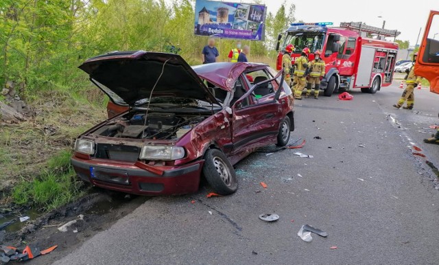 Kierujący skodą wjechał pod ciężarowe volvo na skrzyżowaniu ul. Zagórskiej i Cieszkowskiego