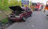 Będzin: 79-letni kierowca wjechał pod ciężarowe volvo. Mężczyzna trafił do szpitala, ulica Zagórska była zablokowana 
