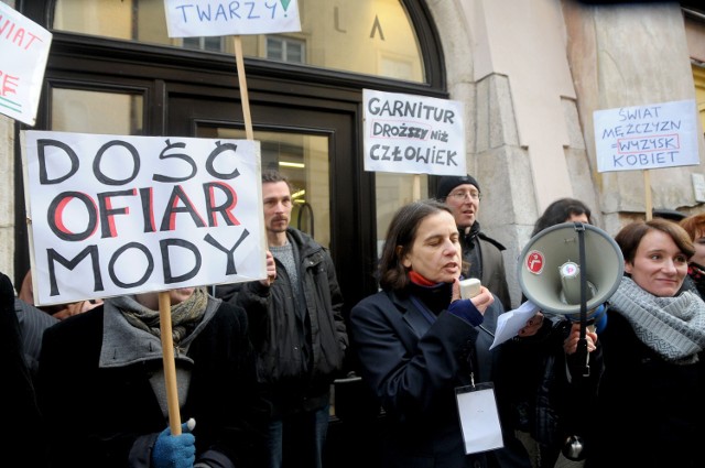 Protest przed krakowskim sklepem Vistuli w obronie szwaczek z Myślenic