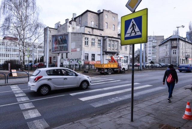 15 wypadków i kolizji, 9 rannych osób - to bilans ostatniego roku na skrzyżowaniu al. Grunwaldzkiej i ul. Jesionowej we Wrzeszczu, przy tzw. Wysepce.