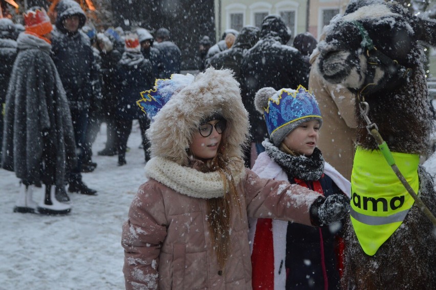 Orszak Trzech Króli w Bytowie w świątecznym klimacie. Pomógł śnieg | ZDJĘCIA,WIDEO