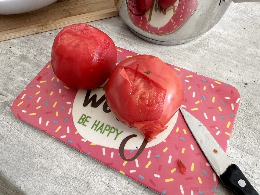 Jeśli używasz świeżych pomidorów, to najpierw je sparz...