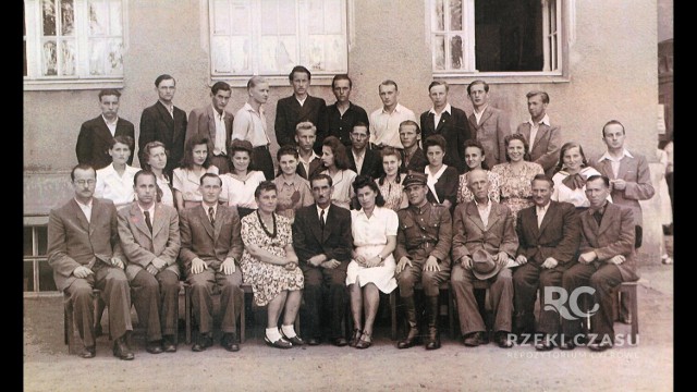 Zdjęcie wykonane przez p. Jerzego Wolniewicza (nauczyciela L.O.), wiosną 1947 roku. Przedstawia uczniów II klasy i profesorów Gimnazjum.