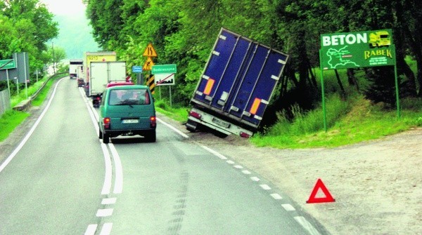 Droga Brzesko - Nowy Sącz to utrapienie kierowców ze względu na jej stan generujący wypadki i duży ruch