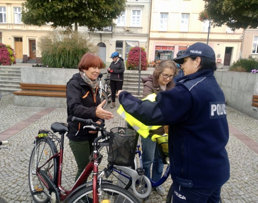 Policjantki edukowały rowerzystów. Przypomniały im o przepisach ruchu drogowego 