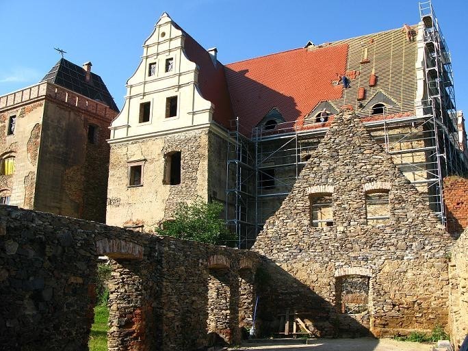 Zamek w Goli Dzierżoniowskiej powoli odzyskuje dawny blask