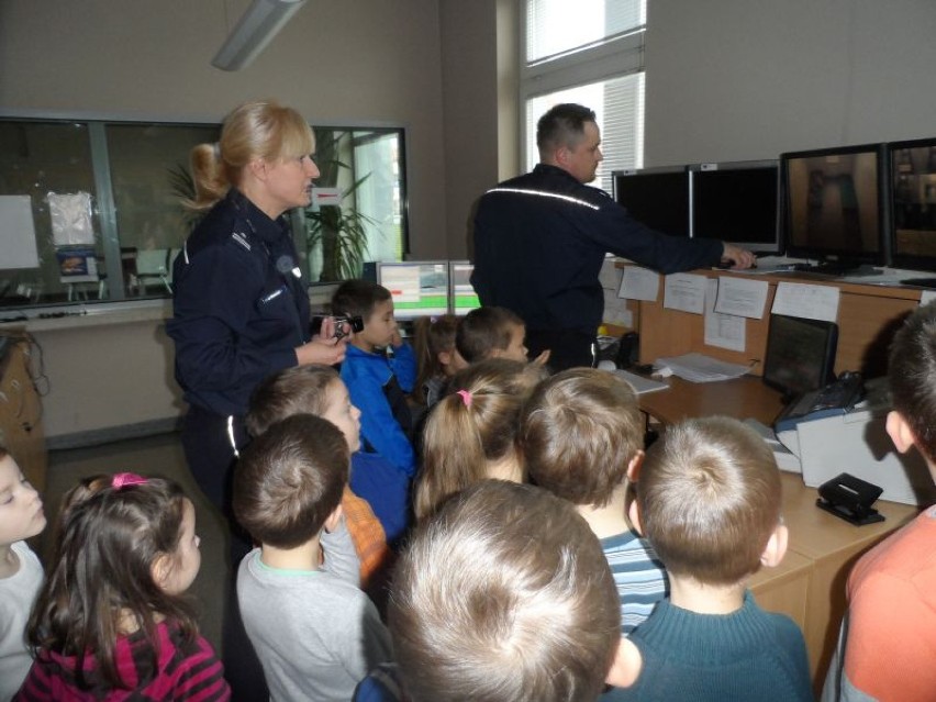 Przedszkolaki z wizytą w Komendzie Powiatowej Policji w Żaganiu (zdjęcia)