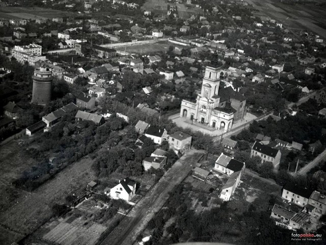 1967 , Radom, Glinice, widok na kościół Najświętszego Serca Jezusowego, wieżę ciśnień i ul.Słowackiego.