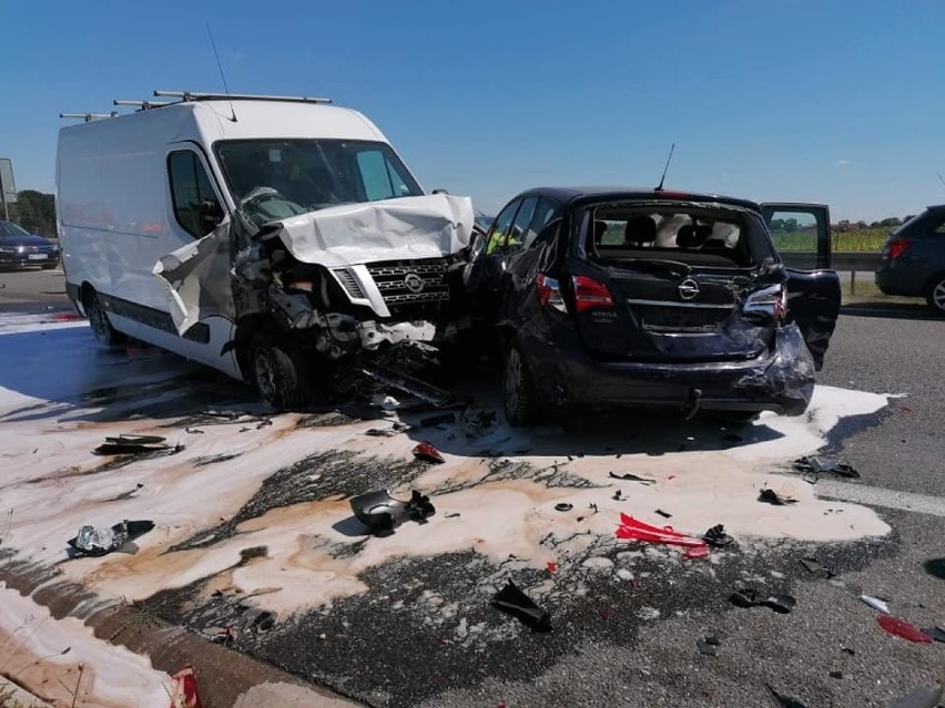 Wypadek na S8. Przy węźle Wrocław Południe zderzyły się 4 samochody. Wśród rannych jest dziecko [ZDJĘCIA]