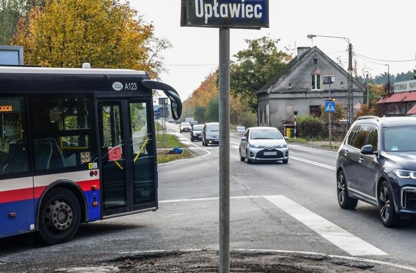 Skrzyżowanie ulicy Opławiec z Koronowską.