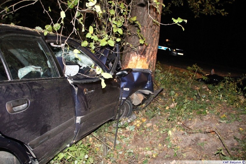 Czarna Białostocka: Uderzył w drzewo i zginął [zdjęcia]
