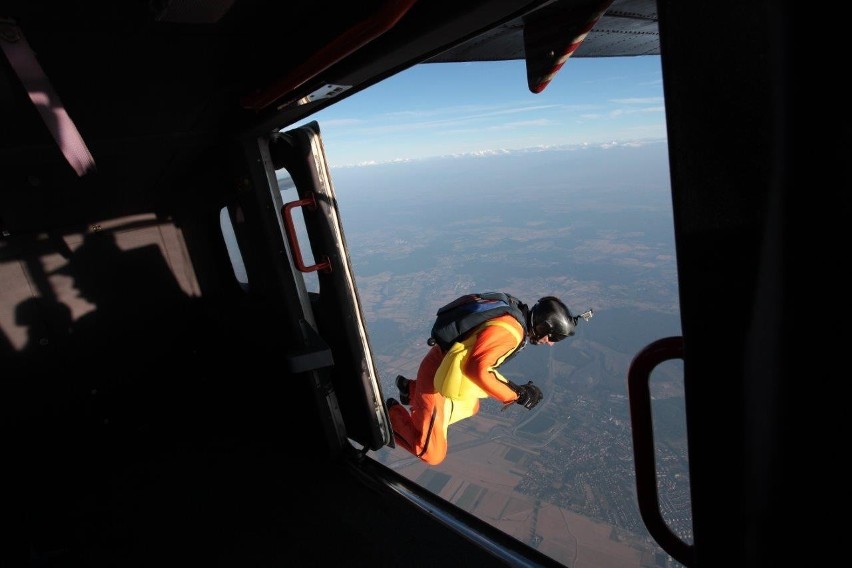 Skok spadochronowy - przed śmiałkiem 4 tysiące metrów...