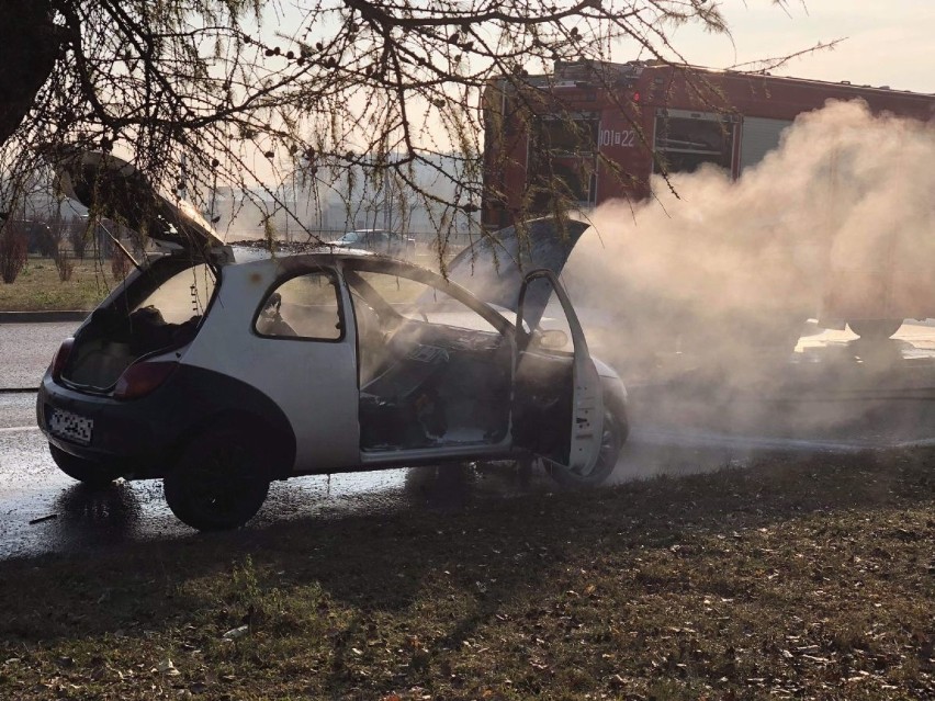 W Kielcach samochód zapalił się w trakcie jazdy [ZDJĘCIA]