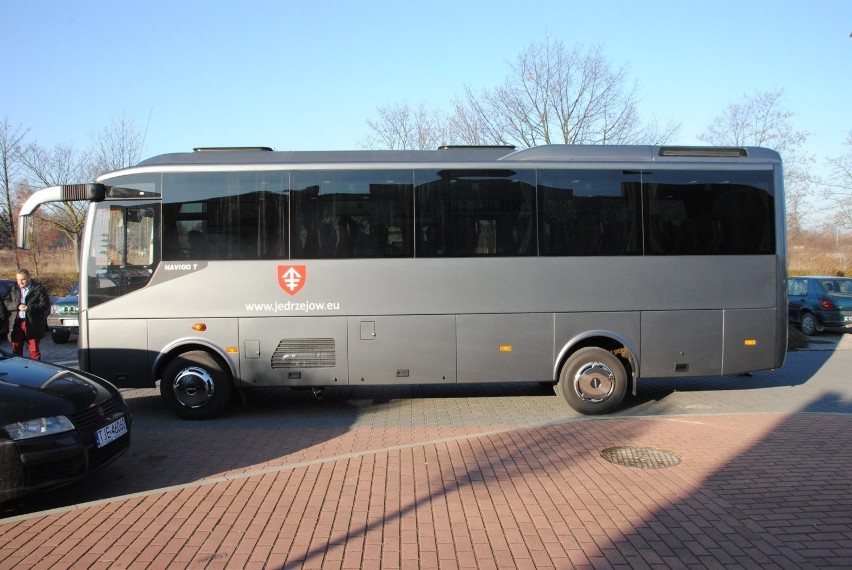 Nowy autobus dowożący uczniów do szkół.