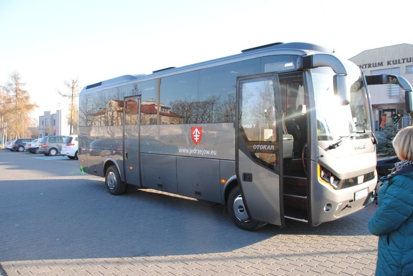 Nowy autobus dowożący uczniów do szkół.