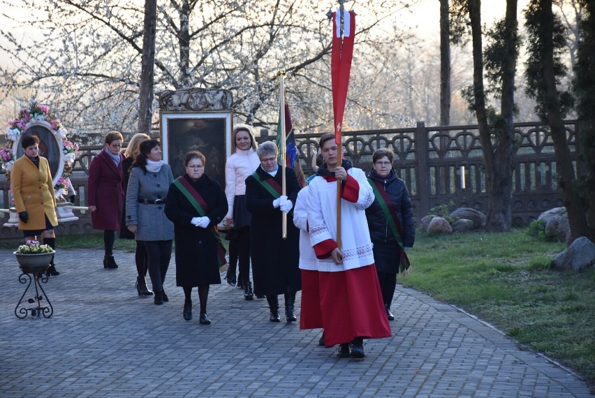 Procesja rezurekcyjna w Kościelnej Wsi. Straż Grobu Pańskiego padła na ziemię. ZDJĘCIA, FILM