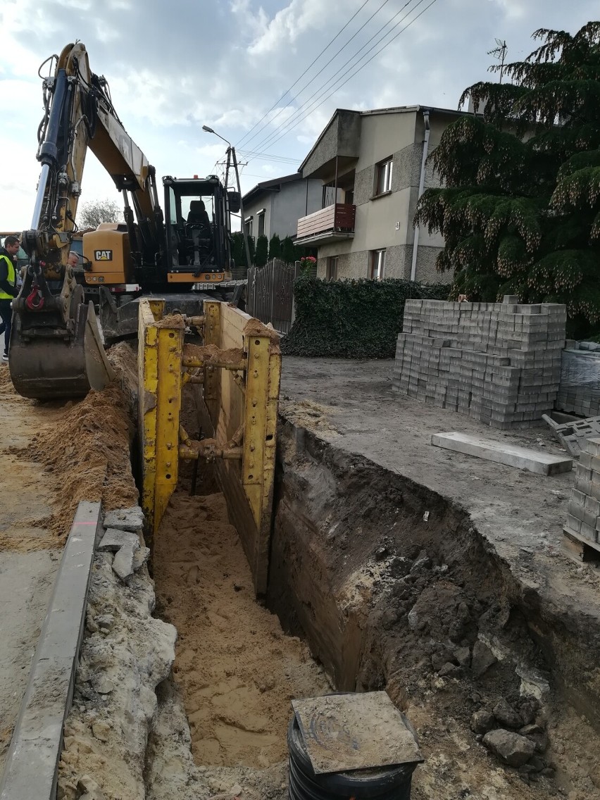 W ostatnich dniach w gminie Dobrzyca ruszyły prace związane z budową kanalizacji sanitarnej w miejscowościach: Karminek i Trzebowa