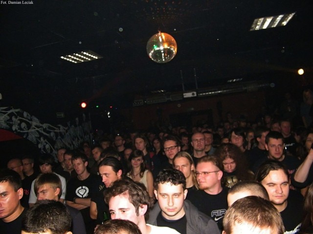 Na koncert zespołu Acid Drinkers przybyło wielu fan&oacute;w. Fot. Damian Leciak